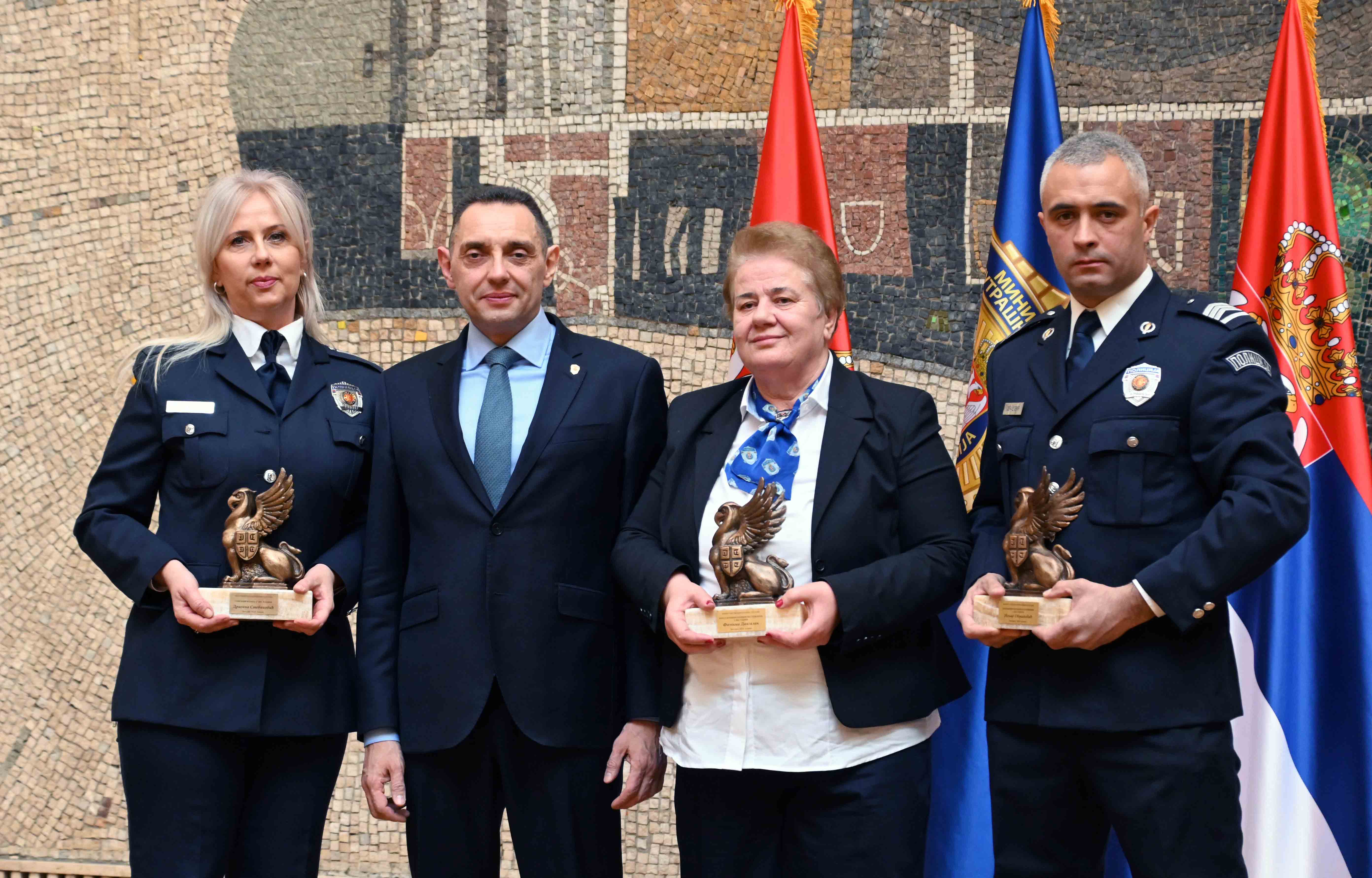 Ministar Vulin uručio tradicionalne nagrade pripadnicima MUP-a